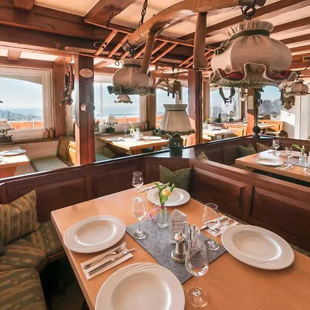 Wilderer Stube - Helga Daire